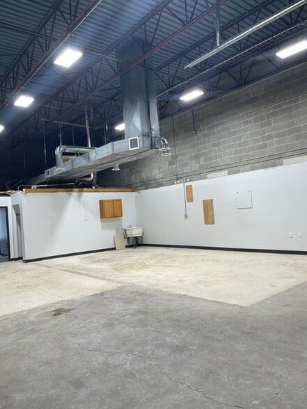 21291 Hilltop St, Southfield, MI for lease - Interior Photo - Image 3 of 6