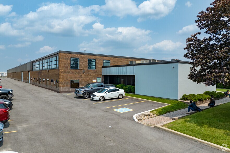 100 Belfield Rd, Toronto, ON à louer - Photo du bâtiment - Image 2 de 5