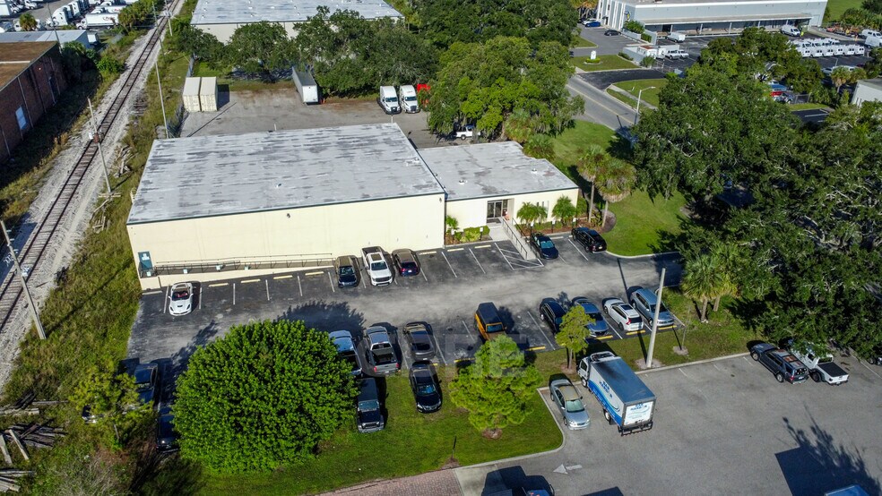 2100 Premier Row, Orlando, FL à louer - Photo du bâtiment - Image 3 de 10