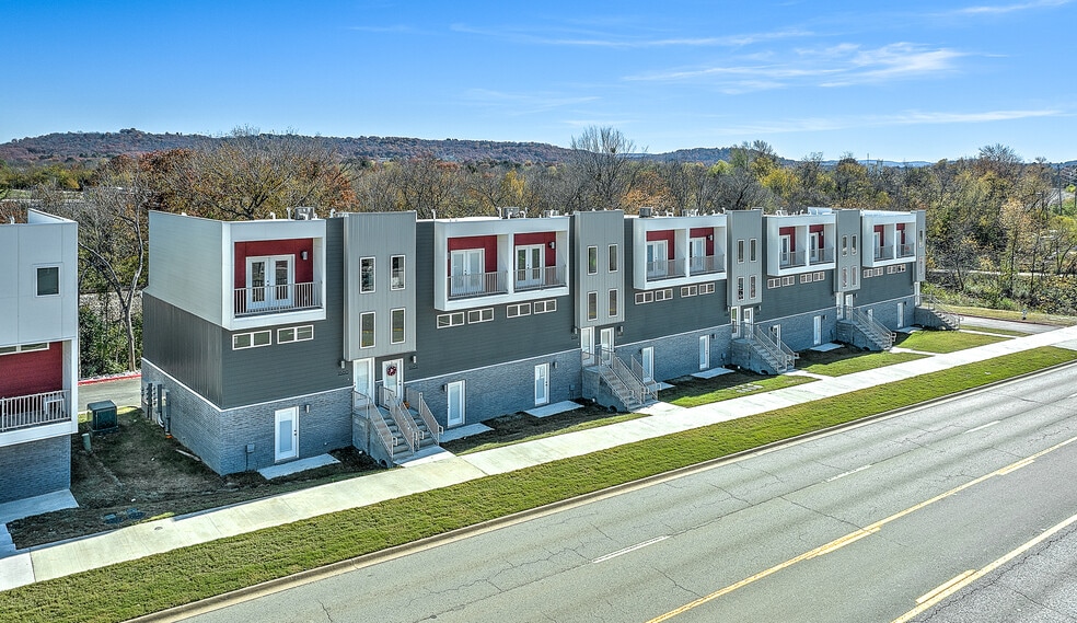 1512 S Razorback Rd, Fayetteville, AR à vendre - Photo du bâtiment - Image 2 de 58