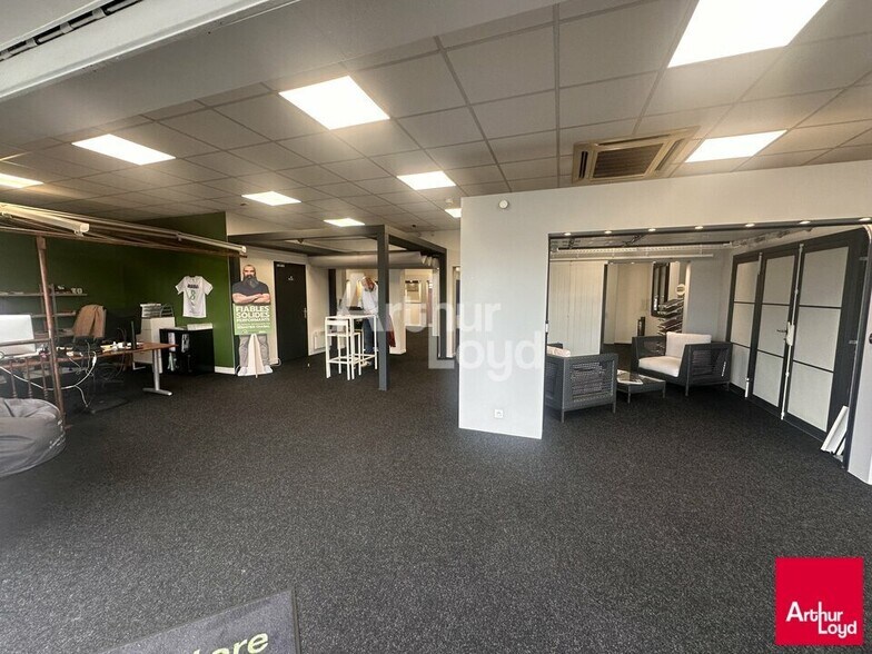 Retail in Cesson-Sévigné for lease - Interior Photo - Image 3 of 4
