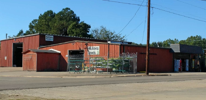 Former Farmer's Feed Portfolio portfolio of 2 properties for sale on LoopNet.ca - Building Photo - Image 1 of 2