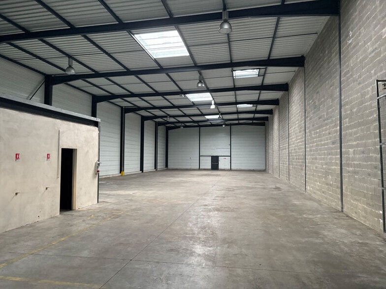 Flex in Gleizé for lease - Interior Photo - Image 2 of 5