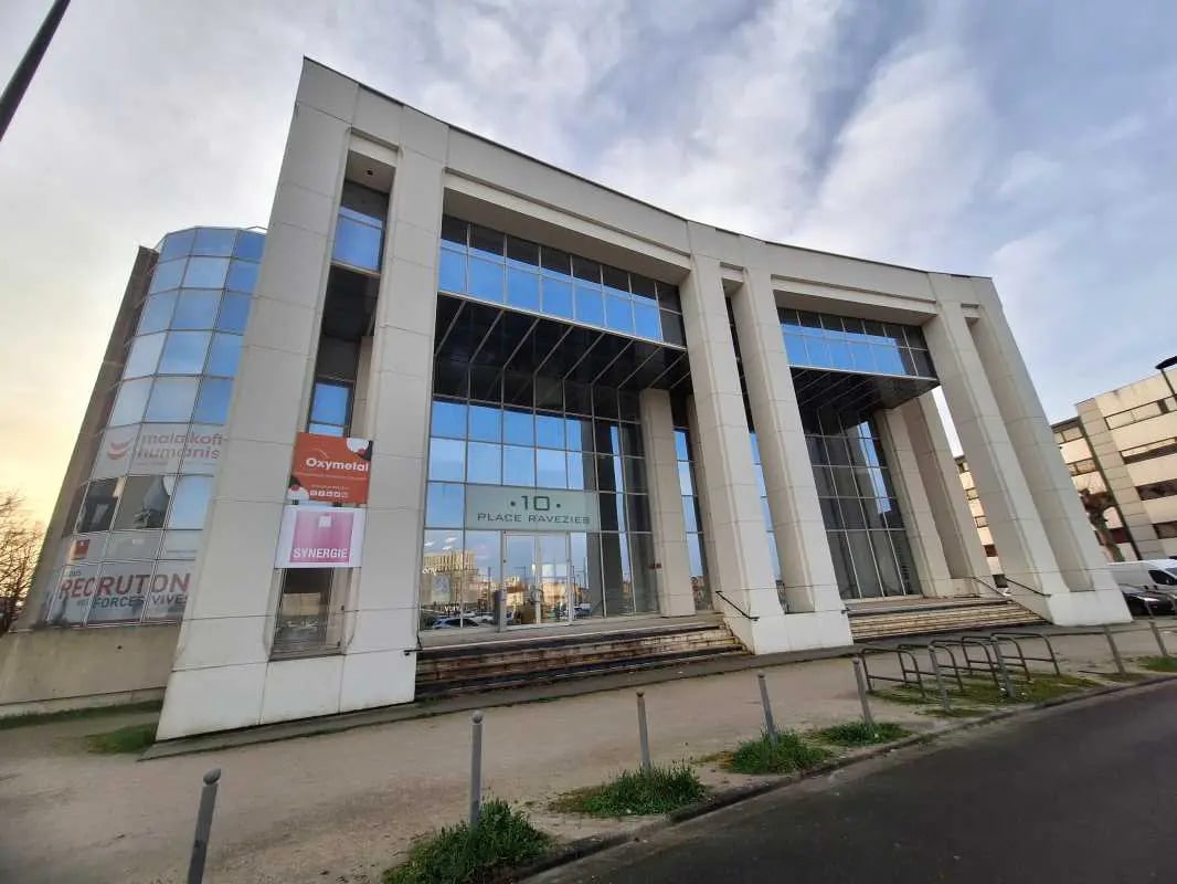 10 Place Ravesies, Bordeaux for lease Building Photo- Image 1 of 12