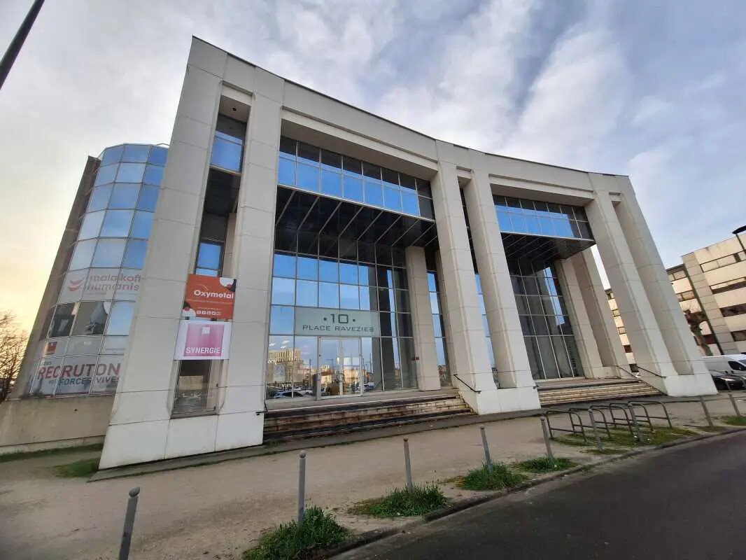 10 Place Ravesies, Bordeaux à louer Photo du bâtiment- Image 1 de 12