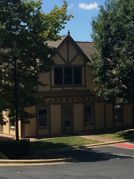900 Hendersonville Rd, Asheville, NC à louer - Photo du bâtiment - Image 2 de 2
