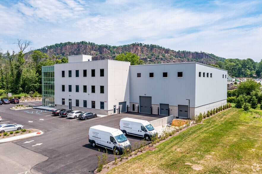 520 Landmark Dr, Congers, NY à vendre - Photo du bâtiment - Image 2 de 9