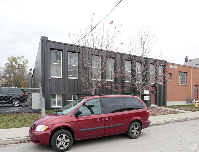 102 Breithaupt St, Kitchener, ON à louer - Photo du bâtiment - Image 2 de 2