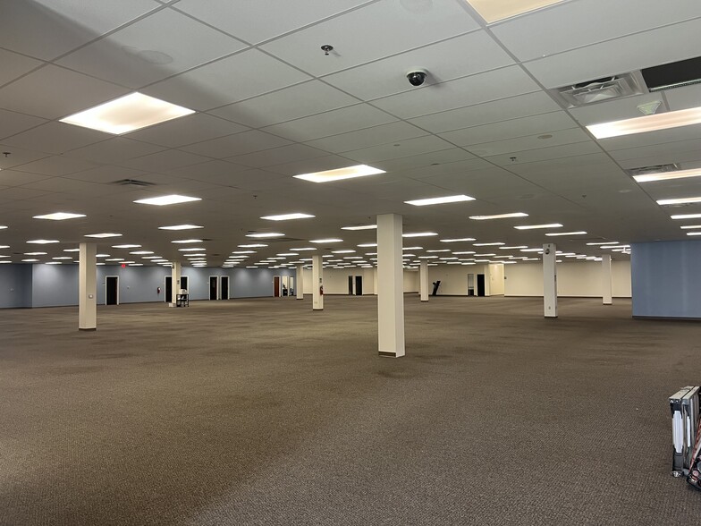 5120 W Waters Ave, Tampa, FL for lease - Interior Photo - Image 2 of 15