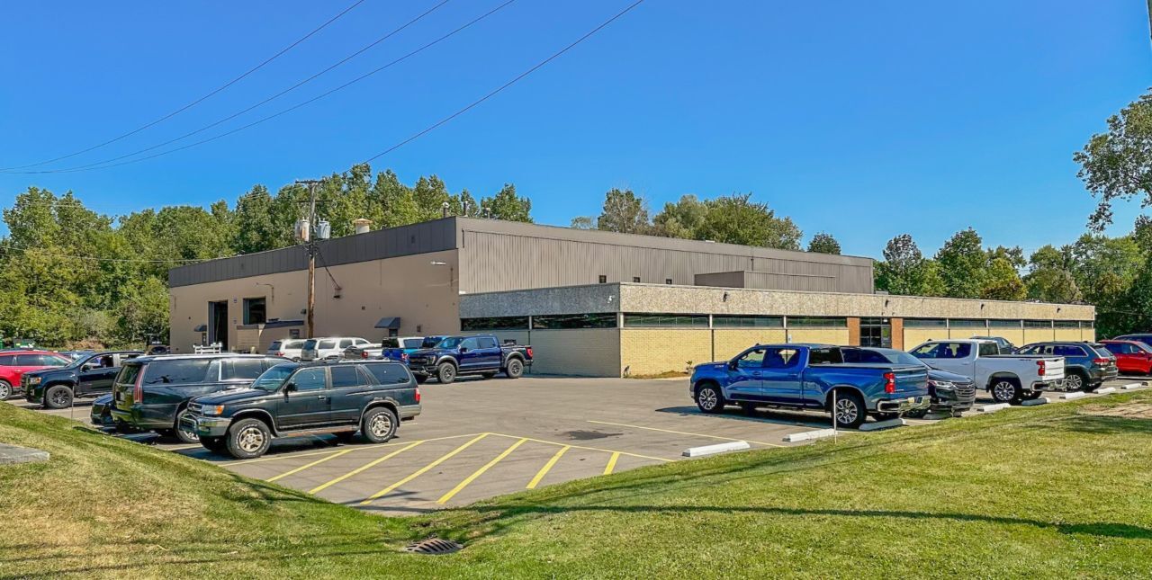 42300 W 9 Mile Rd, Novi, MI à louer Photo principale- Image 1 de 2