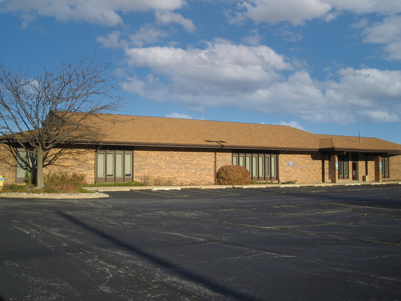 401 W Sullivan Dr, Vernon Hills, IL for sale - Building Photo - Image 3 of 6