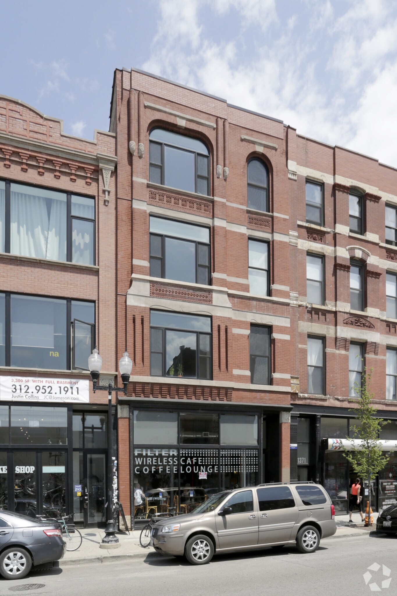 1373-1375 N Milwaukee Ave, Chicago, IL à louer Photo du bâtiment- Image 1 de 5