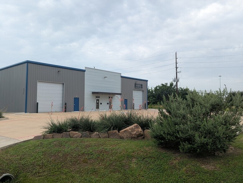 16311-16315 Dundee Rd, Cypress, TX for lease - Building Photo - Image 2 of 3