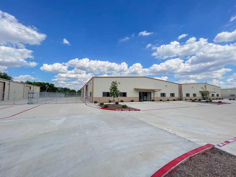 Four-Building Industrial Business Park portefeuille de 3 propriétés à vendre sur LoopNet.ca - Photo du bâtiment - Image 3 de 23