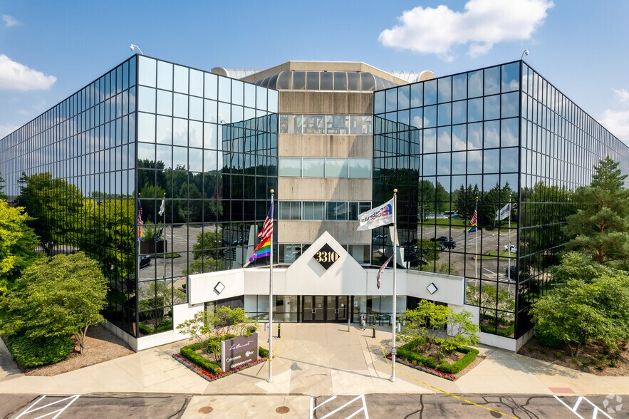 3310 W Big Beaver Rd, Troy, MI à louer - Photo du bâtiment - Image 2 de 24
