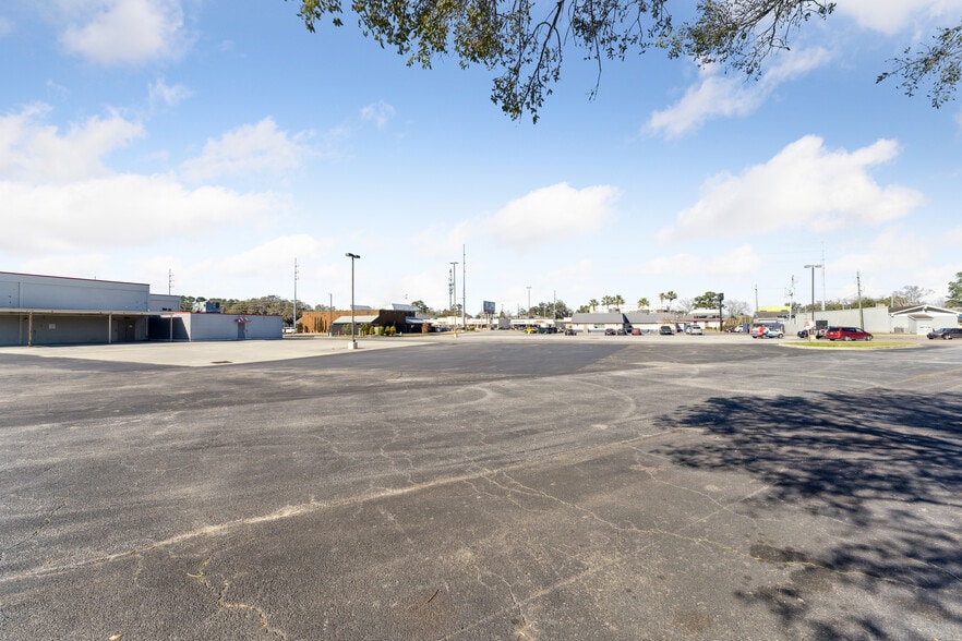 8621 White Bluff Rd, Savannah, GA à vendre - Photo du bâtiment - Image 2 de 11