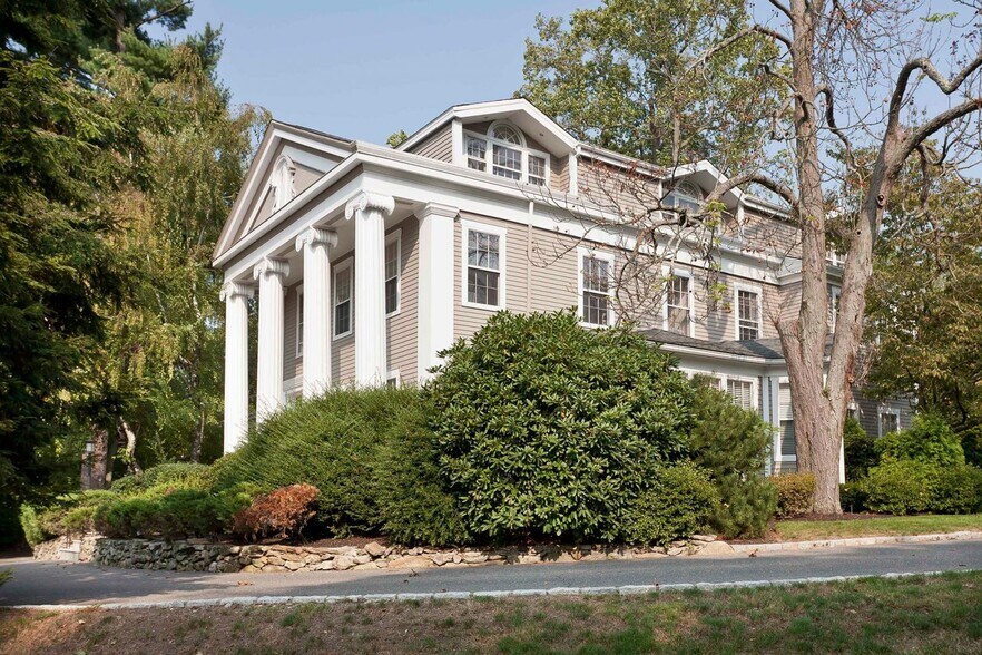 3 Sylvan Rd S, Westport, CT à louer - Photo du bâtiment - Image 2 de 4