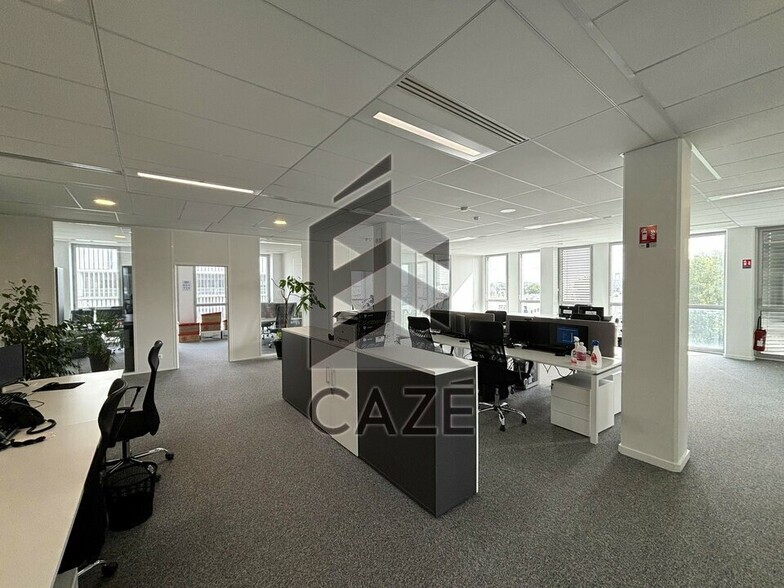 Office in Bordeaux for lease - Building Photo - Image 1 of 7
