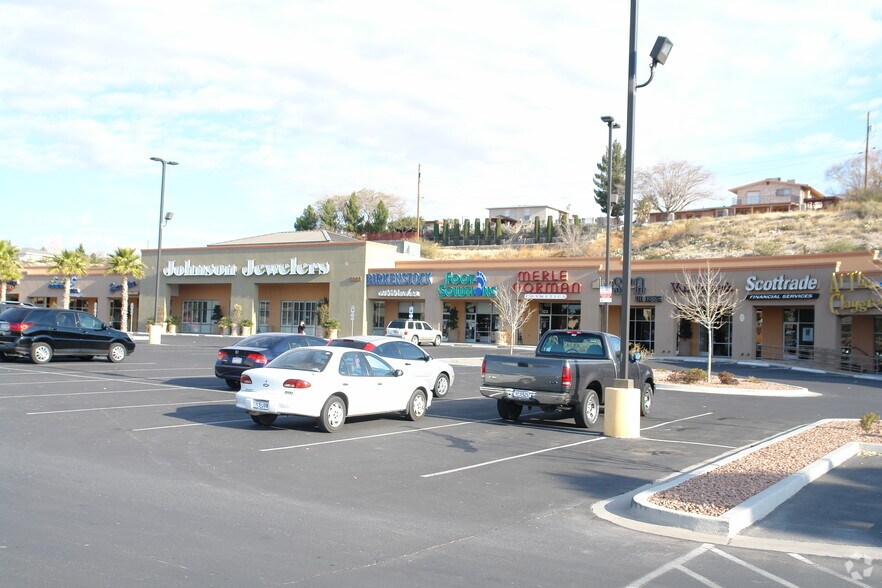 5860 N Mesa Dr, El Paso, TX à louer - Photo du bâtiment - Image 2 de 20