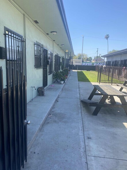 15412 S Atlantic Ave, Compton, CA for sale - Building Photo - Image 3 of 13