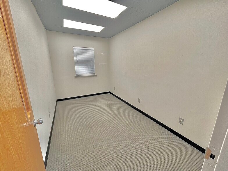 909 E Rolling Hills Dr, Fayetteville, AR à louer - Photo du bâtiment - Image 3 de 11