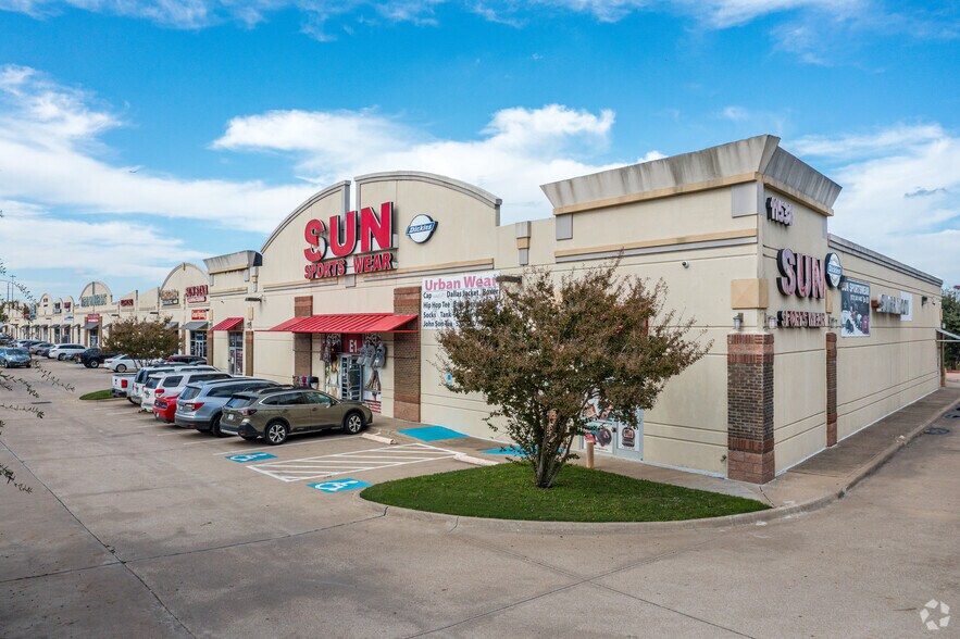 11538 Harry Hines Blvd, Dallas, TX à vendre - Photo du bâtiment - Image 3 de 13