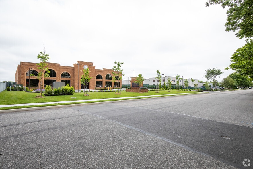 175 Knickerbocker Ave, Bohemia, NY for lease - Building Photo - Image 3 of 11