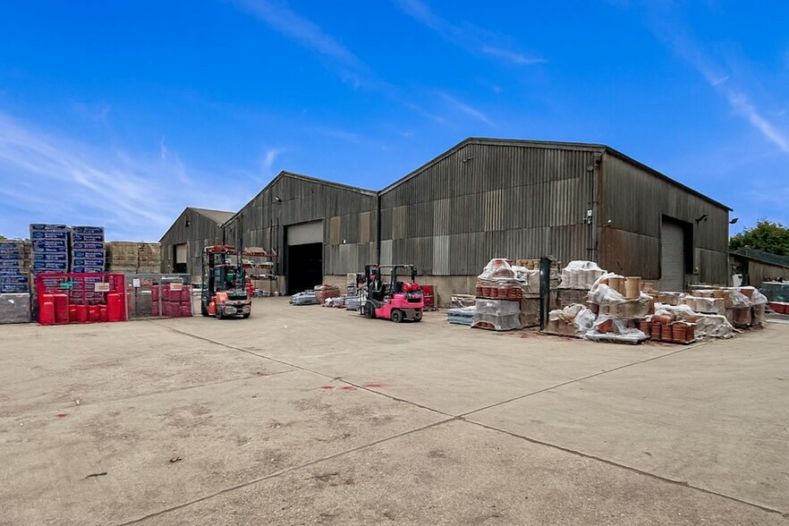 Howe Rd, Watlington à louer - Photo du bâtiment - Image 3 de 4