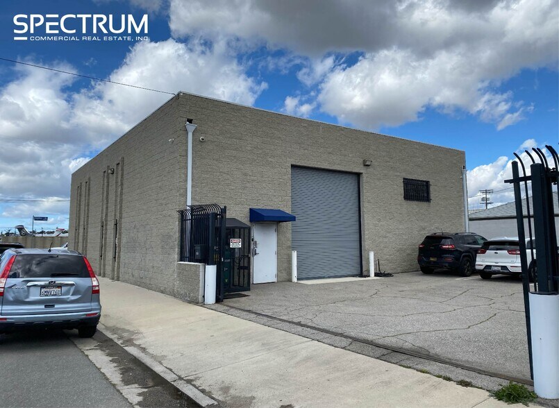 7002 Sophia Ave, Van Nuys, CA for lease - Building Photo - Image 2 of 7