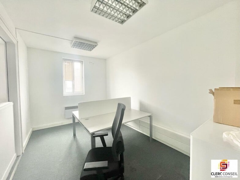 Office in Rouen for lease - Interior Photo - Image 2 of 12