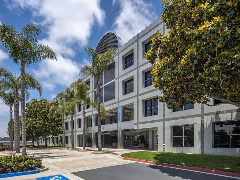 3636 Nobel Dr, San Diego, CA à louer - Photo du bâtiment - Image 1 de 1