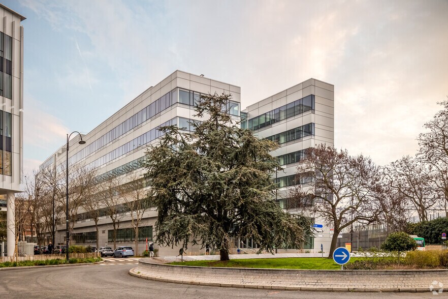 1 Place Louis Renault, Rueil-Malmaison for lease - Primary Photo - Image 1 of 4
