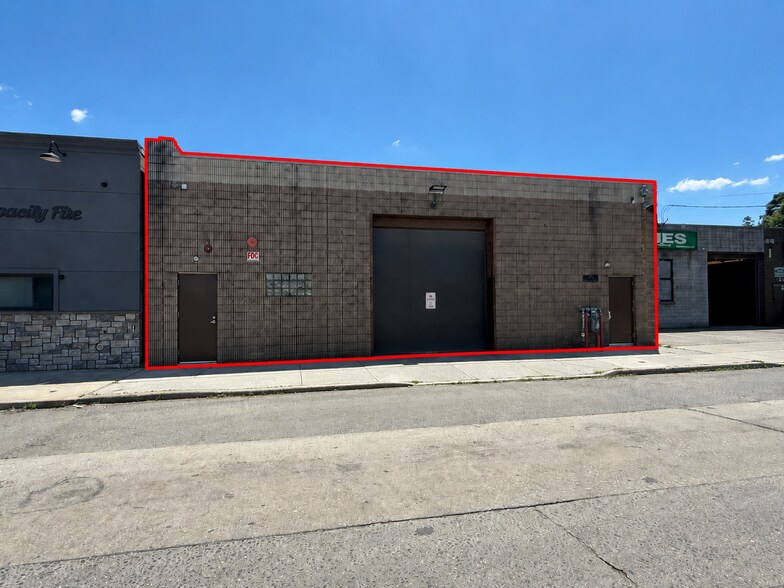 70 Bennington Ave, Freeport, NY à vendre - Photo du bâtiment - Image 1 de 3