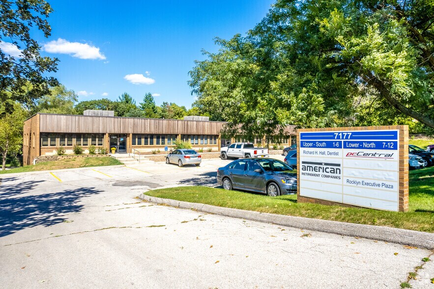 7177 Hickman Rd, Urbandale, IA à vendre - Photo du bâtiment - Image 3 de 4