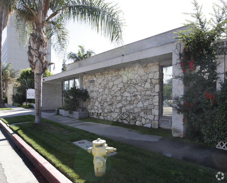 10906 Riverside Dr, North Hollywood, CA for lease - Building Photo - Image 2 of 6