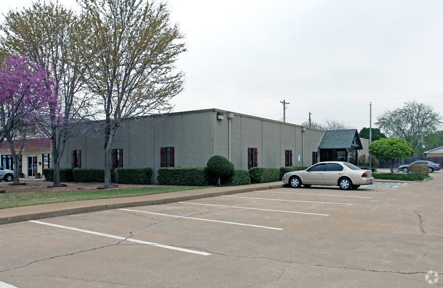 2110-2120 S Broadway, Edmond, OK à louer - Photo principale - Image 1 de 19