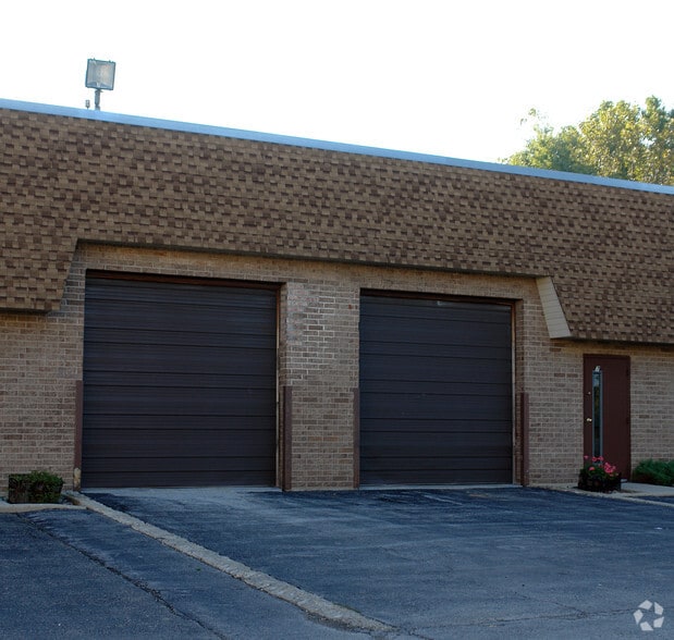 28039 W Commercial Ave, Lake Barrington, IL for lease - Building Photo - Image 3 of 16