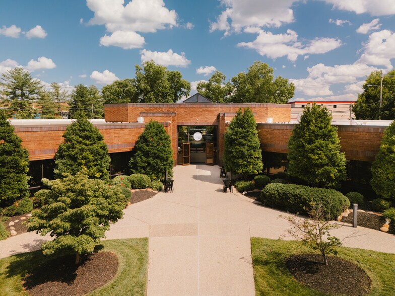 11492 Bluegrass Pky, Louisville, KY à louer - Photo du bâtiment - Image 3 de 15