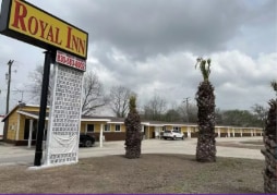 Plus de détails pour 207 S Sunset Strip Dr, Kenedy, TX - Services hôteliers à vendre