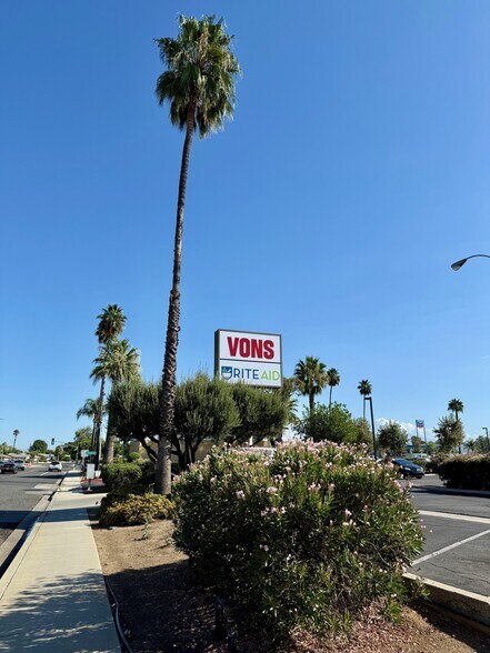 27350 Sun City Blvd, Menifee, CA à louer - Photo du bâtiment - Image 3 de 9