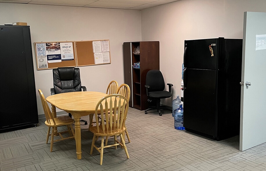 1115 Keewatin St, Winnipeg, MB for lease - Building Photo - Image 2 of 4