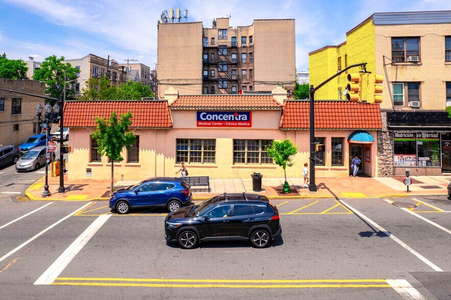 6701 Bergenline Ave, West New York, NJ à vendre - Photo du bâtiment - Image 2 de 14