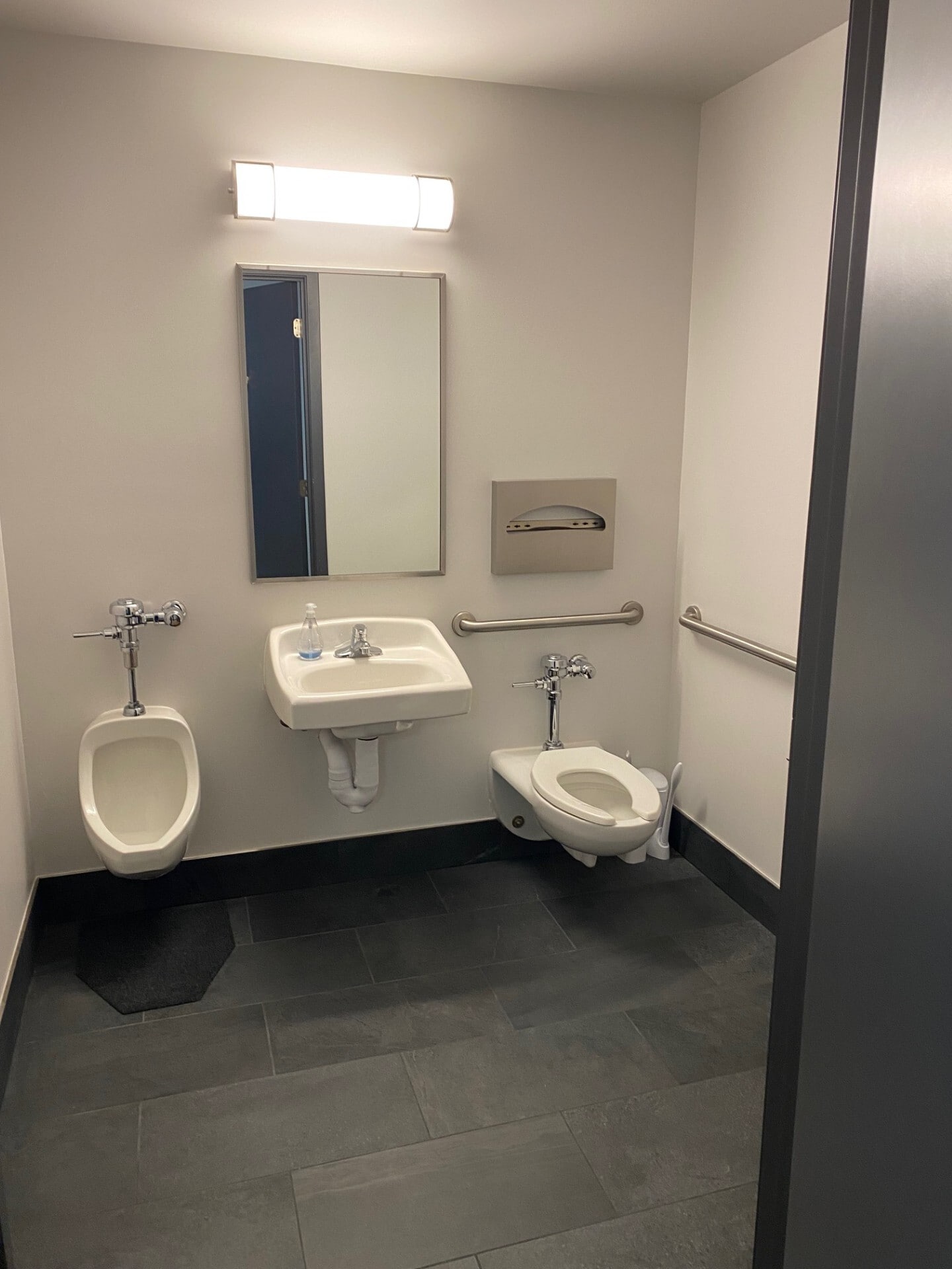 2327 W Commodore Way, Seattle, WA for lease Interior Photo- Image 1 of 5