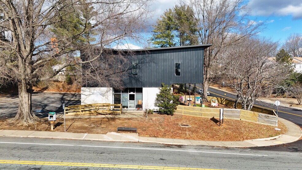 2363 Commonwealth Dr, Charlottesville, VA à vendre - Photo du bâtiment - Image 2 de 9