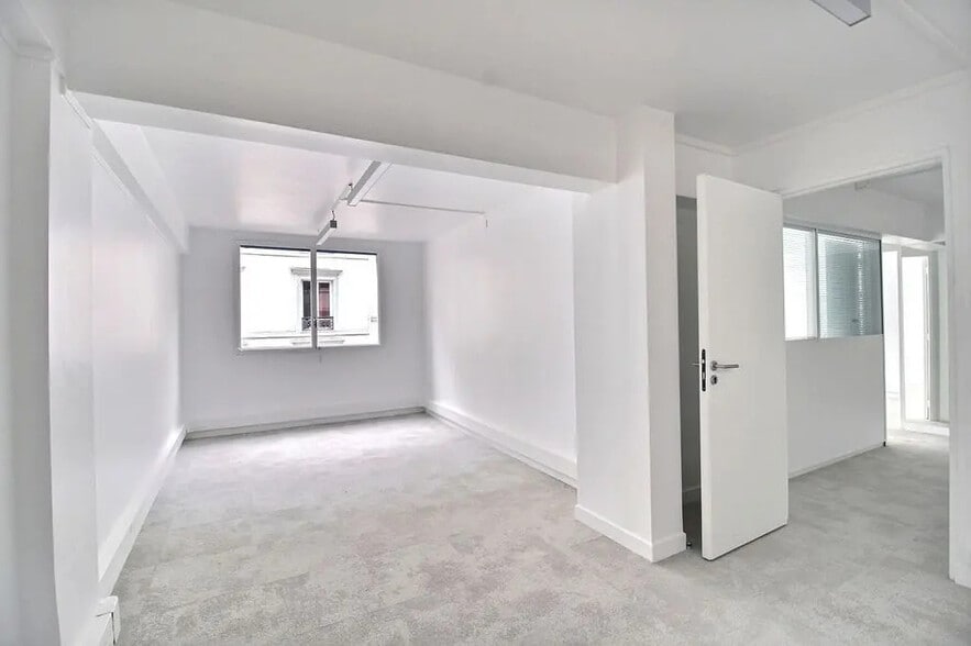 Office in Paris for lease - Interior Photo - Image 2 of 7