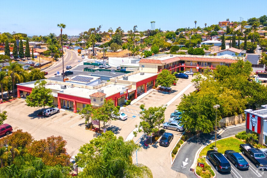 830 E Vista Way, Vista, CA à louer - Photo du bâtiment - Image 2 de 5