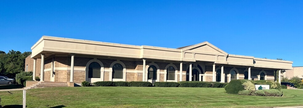 40 Commerce Dr, Hauppauge, NY for lease - Building Photo - Image 2 of 12