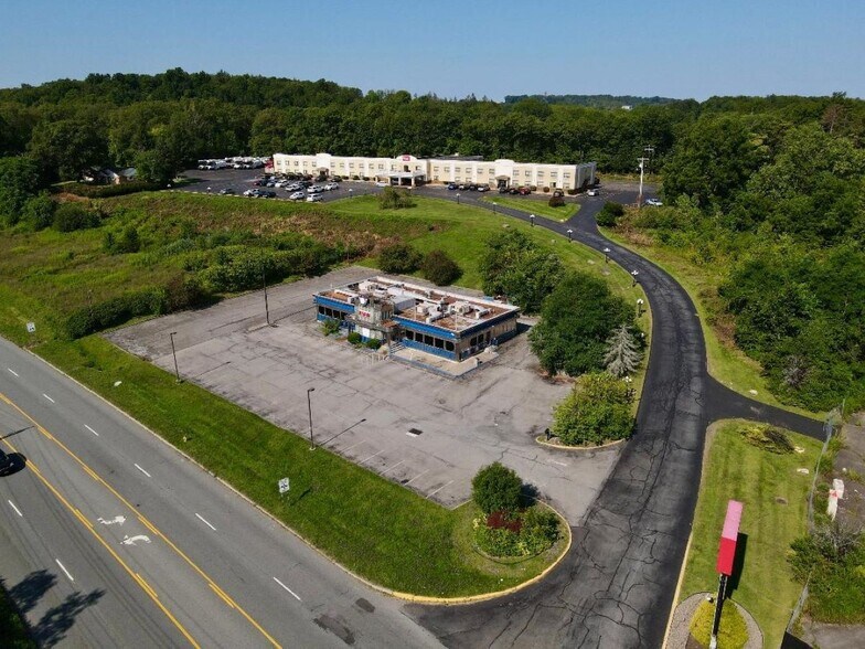 909 Union Ave, New Windsor Township, NY à louer - Photo du bâtiment - Image 3 de 10