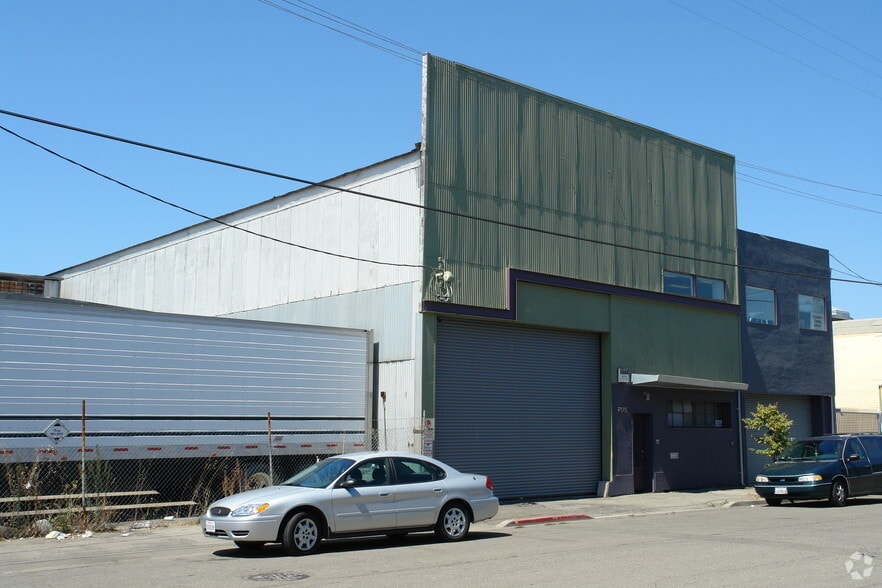 2515 Willow St, Oakland, CA for lease - Primary Photo - Image 1 of 8
