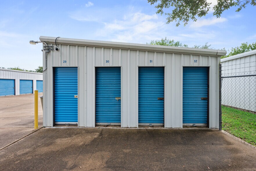 2306 Cavitt Ave, Bryan, TX à vendre - Photo du bâtiment - Image 3 de 5